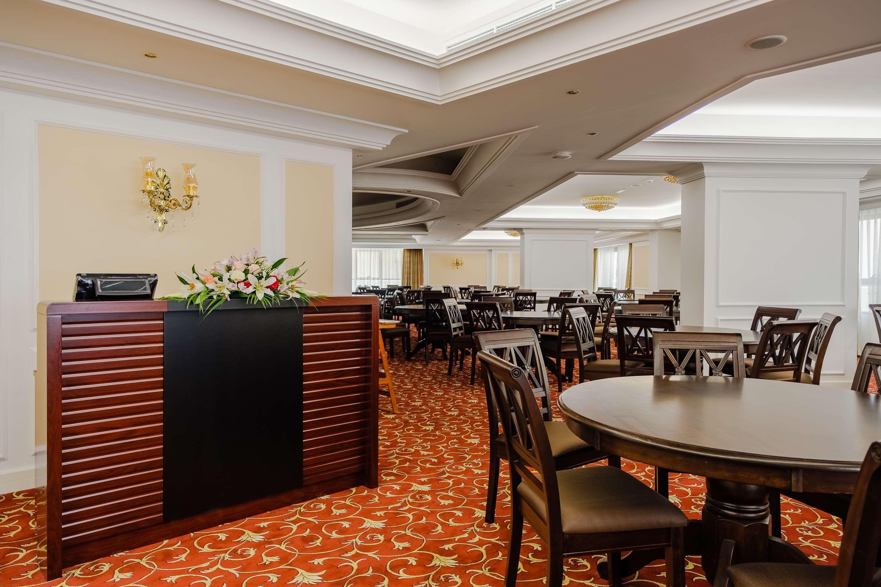 Tulip inn khan 4. Crystal Plaza al Majaz (ex. Tulip Inn al Khan) 4* Шарджа, 700 м до моря. Tulip Inn al Khan 4 Шарджа. Кристалл Плаза Шарджа 4. Crystal Plaza al Majaz Hotel 4.